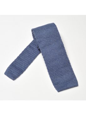 Niebieski pastelowy krawat z dzianiny (knit) zakończony na prosto