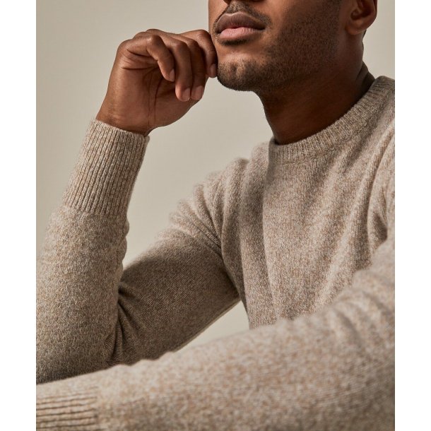 Beżowy wełniany sweter męski stylizacje