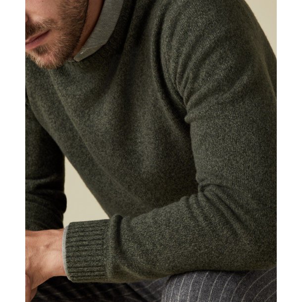 Zielony wełniany sweter męski stylizacje