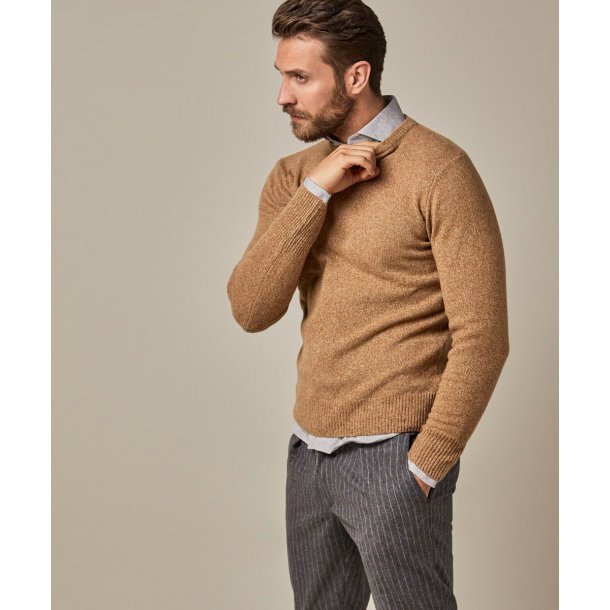 Brązowy wełniany sweter męski zdjęcia