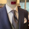 Szary krawat jedwabny - stylizacja