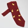 Czerwony krawat z dzianiny (knit) w żółty wzór paisley