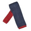 Granatowy jedwabny krawat knit w białe kropki z czerwonym wykończeniem