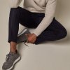 Granatowe flanelowe spodnie męskie w sportowym stylu -  stylizacja 
