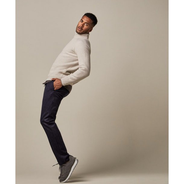 Granatowe flanelowe spodnie męskie w sportowym stylu - stylizacje 
