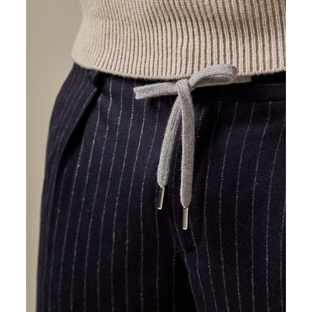 Granatowe flanelowe spodnie męskie w sportowym stylu 