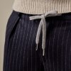 Granatowe flanelowe spodnie męskie w sportowym stylu 