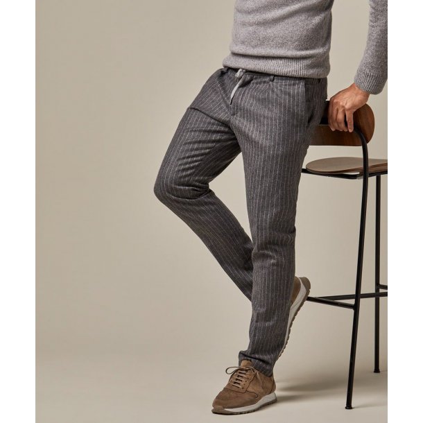 Szare flanelowe spodnie męskie w sportowym stylu - stylizacje 