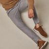 Szare flanelowe spodnie męskie w sportowym stylu - stylizacje 