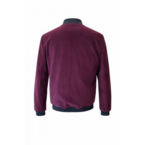 Mężczyzna w bordowej bomberce bejsbolowej ze sztruksu – stylizacja smart casual. 2