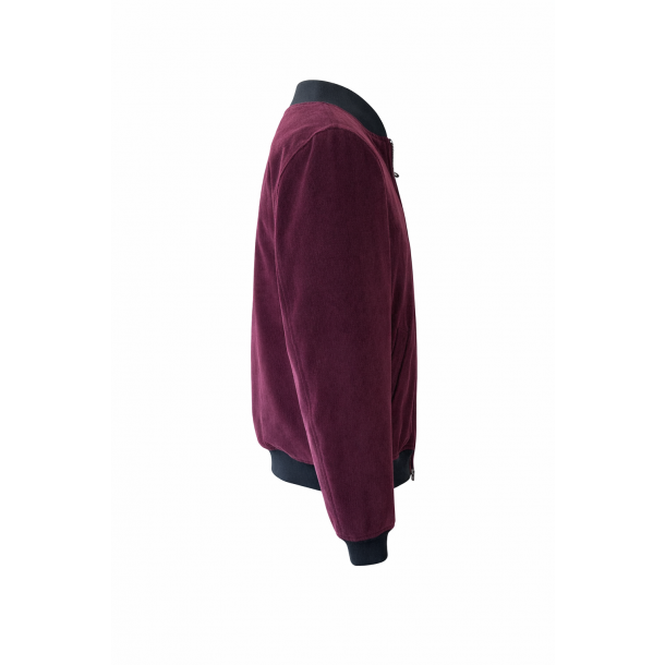 Mężczyzna w bordowej bomberce bejsbolowej ze sztruksu – stylizacja smart casual.