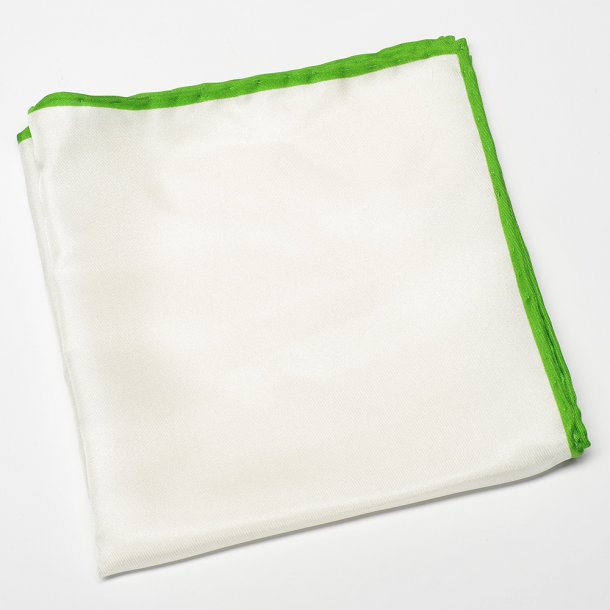 Elegancka biała poszetka jedwabna z zieloną obwódką